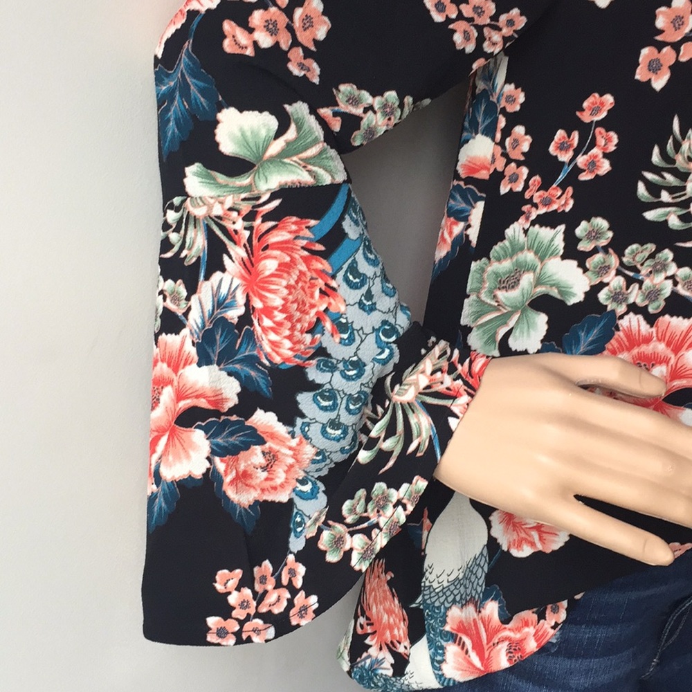 ONLY ONE! Bell sleeve floral blouse. - Picture 6 of 7